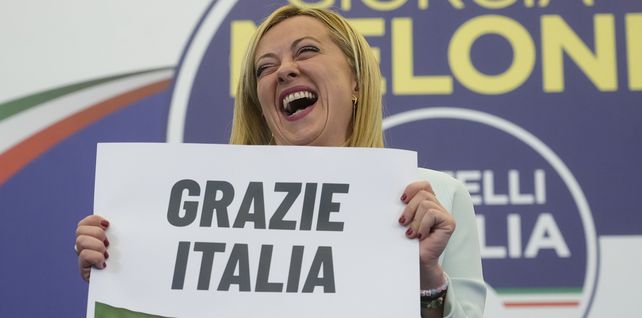 La líder del partido de derecha Hermanos de Italia, Giorgia Meloni, muestra un cartel que dice en italiano 