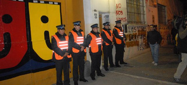 Al menos 16 ni&ntilde;os y adolescentes resisten el desalojo del hogar del padre Grassi