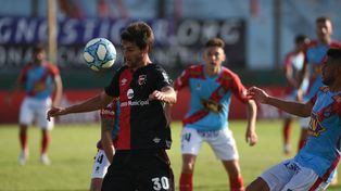 La domina. Albertengo cubre la pelota ante sus marcadores. Le cost&oacute; pelear arriba.