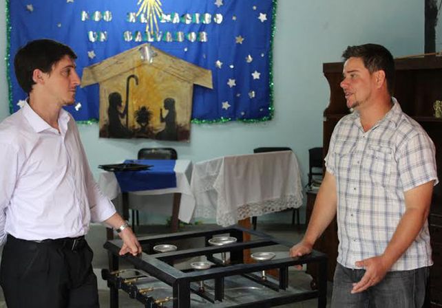 Herramientas. La Iglesia de Dios Pentecostal recibió un anafe. Allí cenan chicos del norte de la ciudad. Gentileza/Diputado Paco Garibaldi
