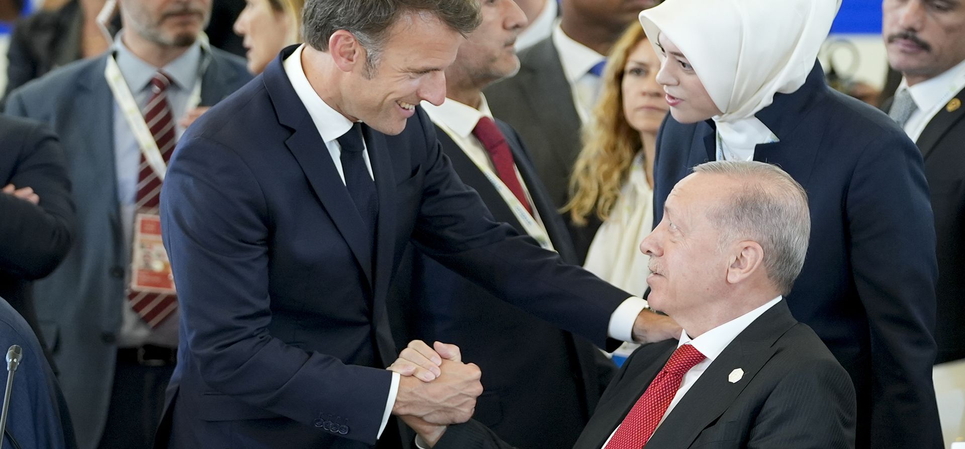 El presidente francés, Emmanuel Macron, a la izquierda, saluda al presidente turco, Recep Tayyip Erdogan, durante una sesión de trabajo sobre IA, energía, África y Medio Oriente, en el G7, el viernes 14 de junio de 2024, en Borgo Egnazia, cerca de Bari, en el sur de Italia. (Foto AP/Alex Brandon) El presidente francés, Emmanuel Macron, a la izquierda, saluda al presidente turco, Recep Tayyip Erdogan, durante una sesión de trabajo sobre IA, energía, África y Medio Oriente, en el G7, el viernes 14 de junio de 2024, en Borgo Egnazia, cerca de Bari, en el sur de Italia. (Foto AP/Alex Brandon)