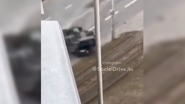 Ucrania: tanque aplastó un auto y su conductor sobrevivió&nbsp;