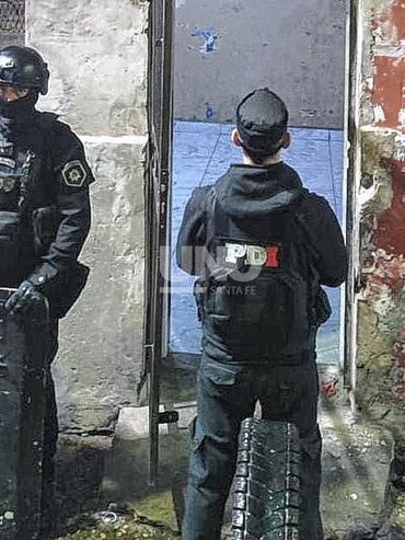 Allanamiento en Bº Schneider: detuvieron a dos hombres por un presunto abuso de armas