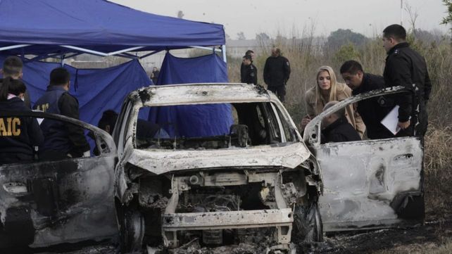 Los investigadores trabajan sobre Chevrolet Miriva que fue hallado incendiado en la zona sudoeste de Rosario.&nbsp;