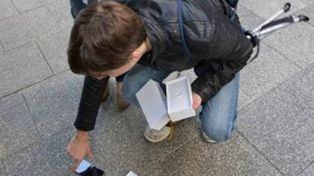 Fue el primero en comprar el iPhone 6, pero se le cayó cuando lo mostró a cámara
