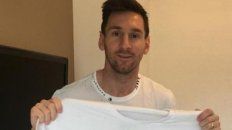 Dos colores. Messi con la remera que lleva los dos clubes de su vida: Barcelona y Newells. Dos colores. Messi con la remera que lleva los dos clubes de su vida: Barcelona y Newells.