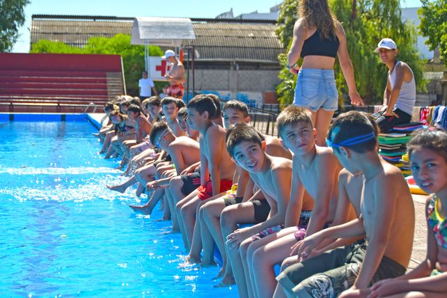 Al agua. La enseñanza de natación es una de las actividades centrales.