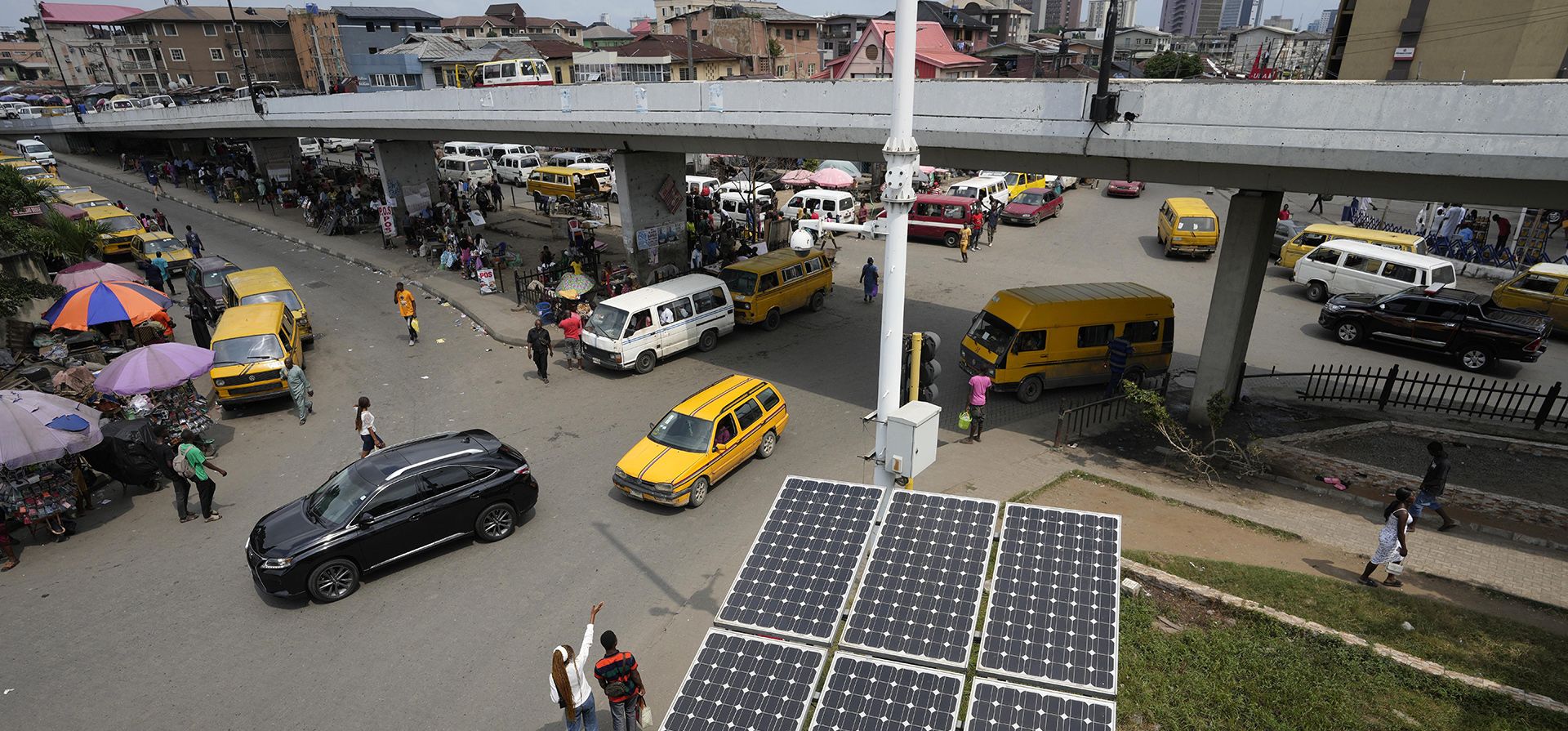 Paneles solares se encuentran cerca de una calle en el barrio de Obalende de Lagos, Nigeria, el 24 de agosto de 2022. El acceso a más energía y más limpia mientras continúa creciendo, económicamente será una prioridad para las naciones africanas en la próxima conferencia climática de las Naciones Unidas en noviembre, dijeron altos funcionarios y expertos en clima del continente.