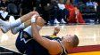 Nikola Jokic en el piso con dolor en su rodilla izquierda, una imagen que preocupó al mundo de la NBA. Nikola Jokic en el piso con dolor en su rodilla izquierda, una imagen que preocupó al mundo de la NBA.