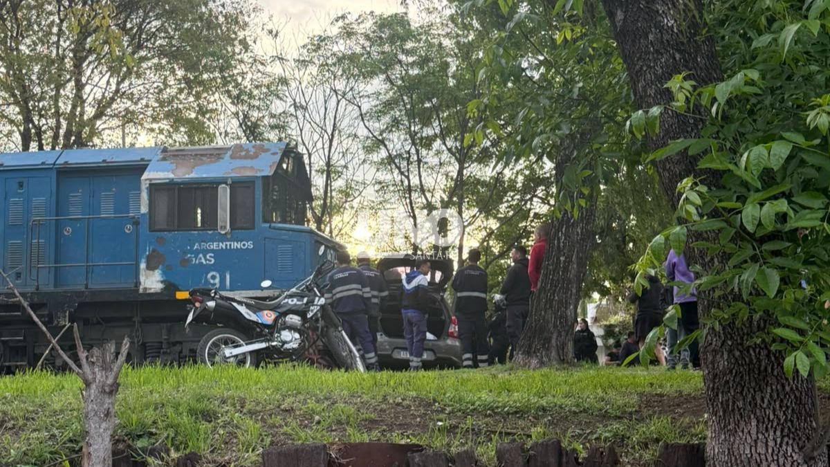 Milagro sobre las vías en Santa Fe: una conductora saltó de su auto segundos antes de ser arrollada por un tren