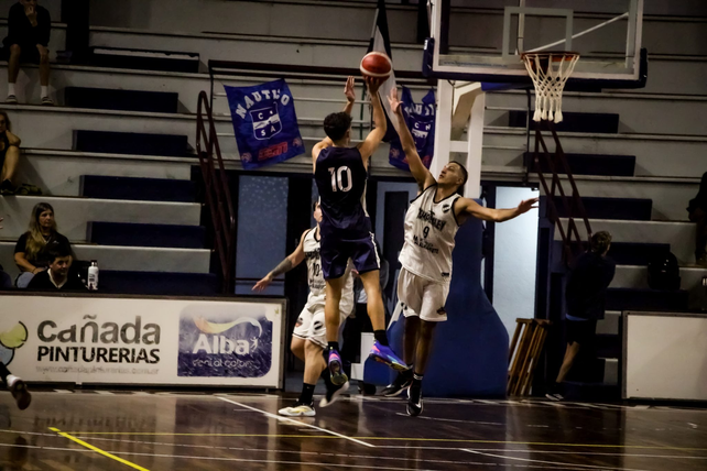 La primera B de la Rosarina de básquet cuenta con una notable paridad.