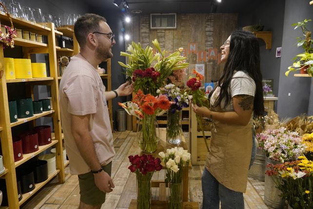 Con el amor romántico bajo la lupa, las florerías siguen festejando San Valentín