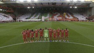 Los jugadores del Liverpool y de fondo el mosaico de homenaje a Diogo Jota.