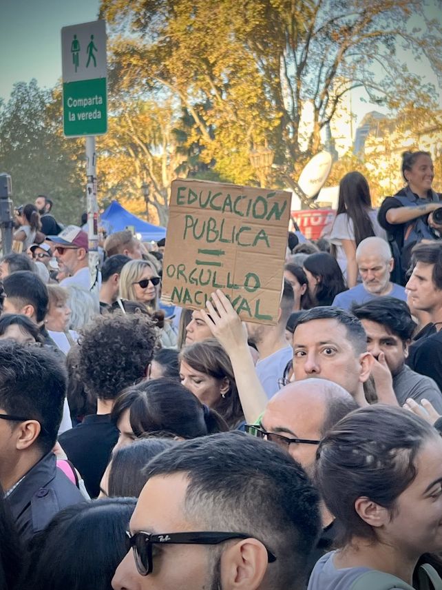 Multitudinaria marcha universitaria en Plaza de Mayo: No estamos dispuestos a resignar nuestro futuro