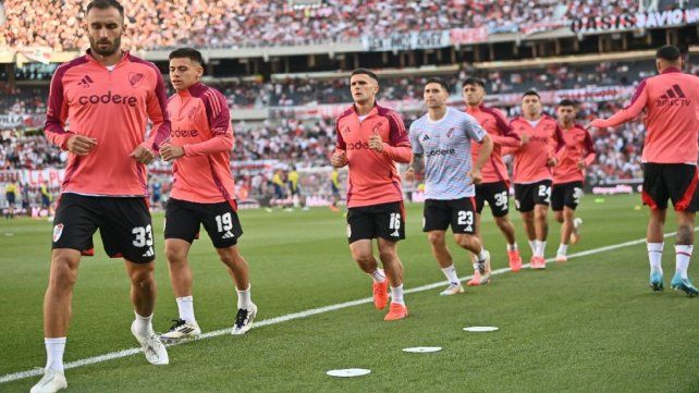 River durante la entrada en calor en el Monumental.