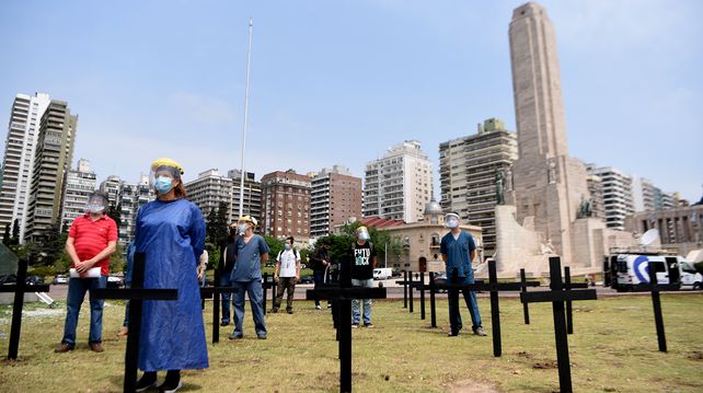 Los médicos se manifestaron frente al Monumento Nacional a la Bandera.