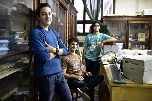 Los tres rosarinos que viajarán a la Olimpiada Internacional de Física en Lisboa.