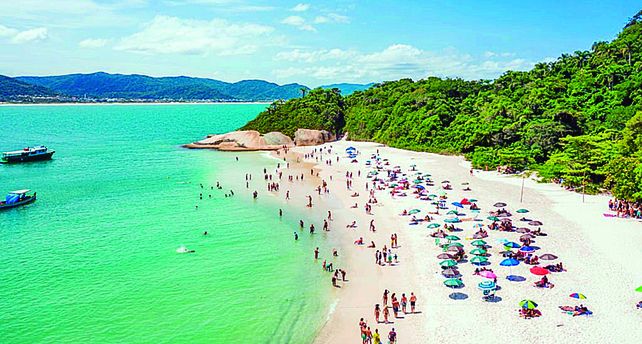 Las playas de Florianópolis son muy visitadas por turistas argentinos que buscan conocer Brasil.