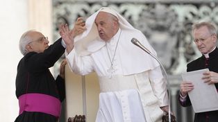 El Papa recibió a dos representantes del Vaticano mientras continúa internado