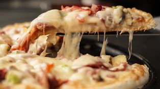 Una famosa pizzería fue clausurada por una invasión de cucarachas