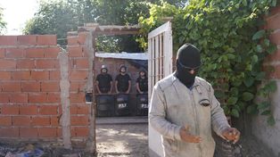 Un operario trabaja dentro del búnker de venta de drogas derribado en Riobamba al 5000.&nbsp; 