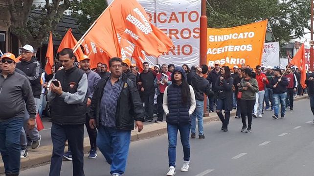 Aceiteros marcharon en Villa Gobernador Gálvez contra los despidos en Cargill
