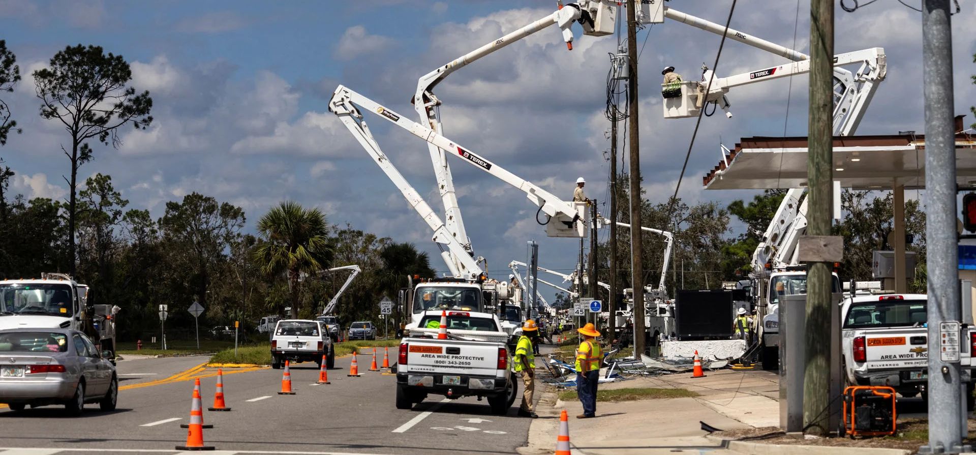 Las compañías de servicios públicos intentan restaurar la energía después de que el huracán Helene azotara Florida, Perry, Estados Unidos. Fotografía: Kathleen Flynn/Reuters Las compañías de servicios públicos intentan restaurar la energía después de que el huracán Helene azotara Florida, Perry, Estados Unidos. Fotografía: Kathleen Flynn/Reuters