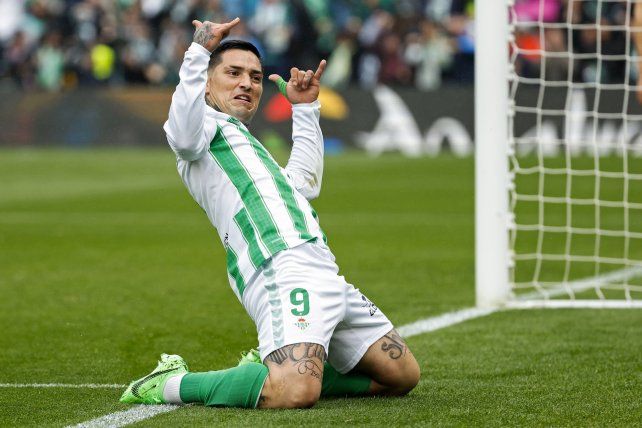 Ezequiel Avlila tiene dos años más de contrato en Betis. El jugador sueña en el futuro jugar en Central.