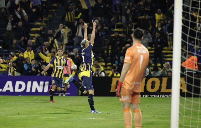 Sández grita su gol ante Vélez, que fue su último partido en Central antes de viajar con la selección guaraní.