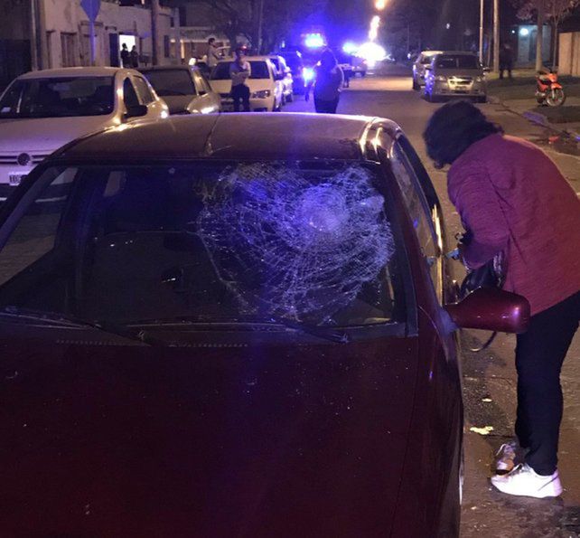 Final. El auto se detuvo tras recorrer tres cuadras y fue rodeado por vecinos.