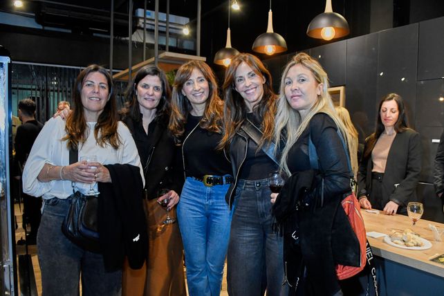 Silvina Minervino, Giovanna Sguassero, Paula Valdez y Julieta y Mariana Potalivo Silvina Minervino, Giovanna Sguassero, Paula Valdez y Julieta y Mariana Potalivo 