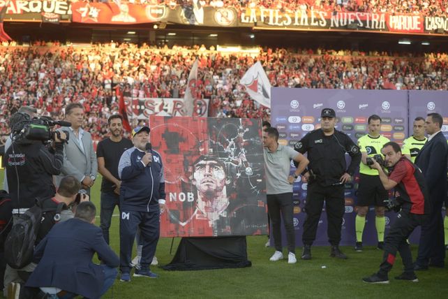 Newells rindió pleitesía a un Maradona que no pudo evitar las lágrimas