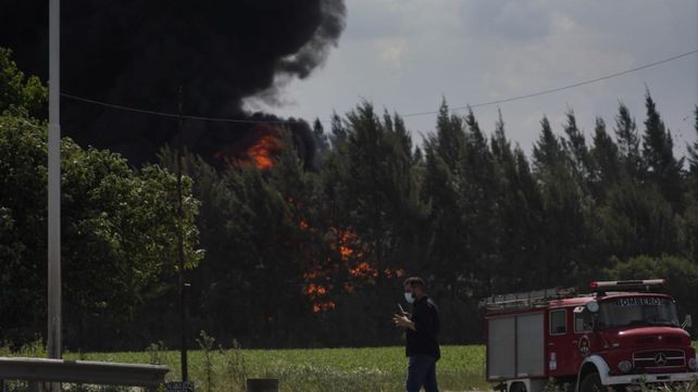 El incendio en la fábrica de solventes se desató al mediodía.