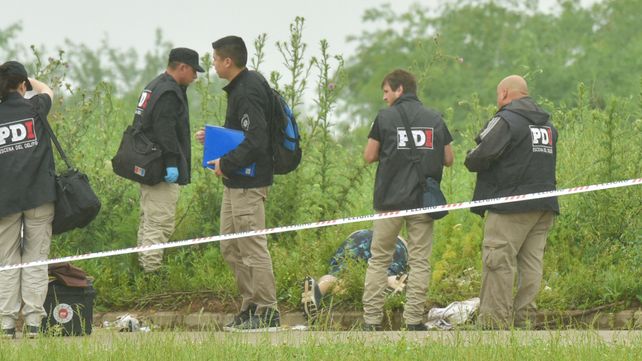 Entre los yuyos. El cuerpo baleado y maniatado de Maldonado quedó junto a la colectora de Circunvalación.