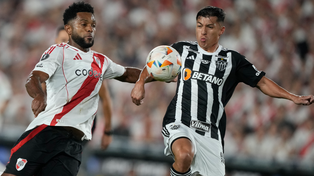 Miguel Borja y Alan Franco disputan la pelota en la revancha de la semifinal entre River y Atlético Mineiro.