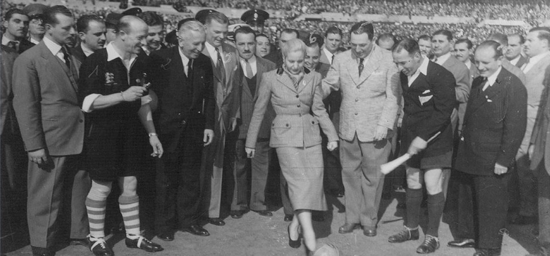 5 de diciembre de 1951. Final entre Racing y Banfield por el campeonato de fútbol. Evita da el puntapié inicial del partido.