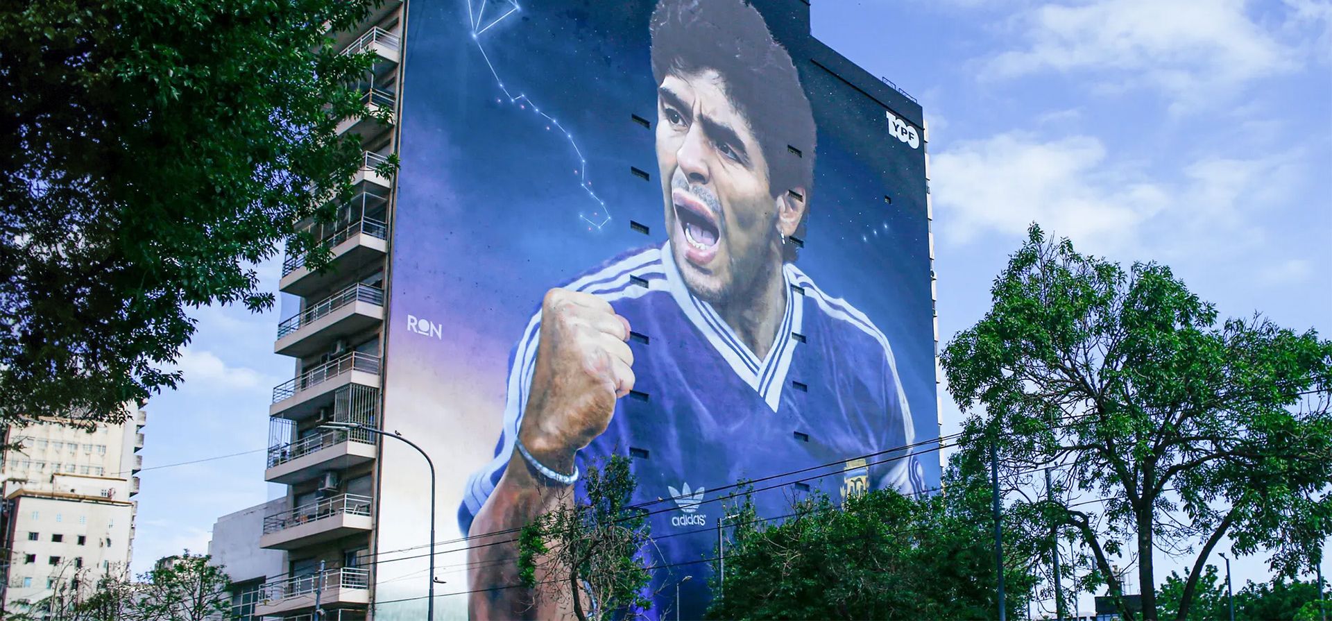Un mural gigante de Diego Maradona, el futbolista que llevó a Argentina a la victoria en la Copa del Mundo en 1986, creado por el artista Martín Ron en su serie Capitanes, Buenos Aires, Argentina. Fotografía: Anadolu/Getty Images Un mural gigante de Diego Maradona, el futbolista que llevó a Argentina a la victoria en la Copa del Mundo en 1986, creado por el artista Martín Ron en su serie Capitanes, Buenos Aires, Argentina. Fotografía: Anadolu/Getty Images