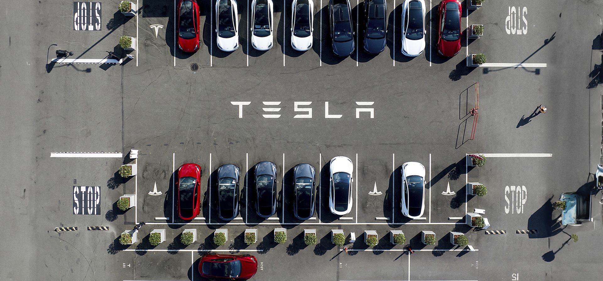 Los vehículos Tesla se alinean en un estacionamiento en la fábrica de la compañía en Fremont, California. (Foto AP/Noah Berger, archivo) Los vehículos Tesla se alinean en un estacionamiento en la fábrica de la compañía en Fremont, California. (Foto AP/Noah Berger, archivo)