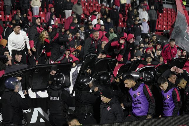 Los jugadores de Newells dejaron la cancha hostigados por los hinchas tras perder con Racing.
