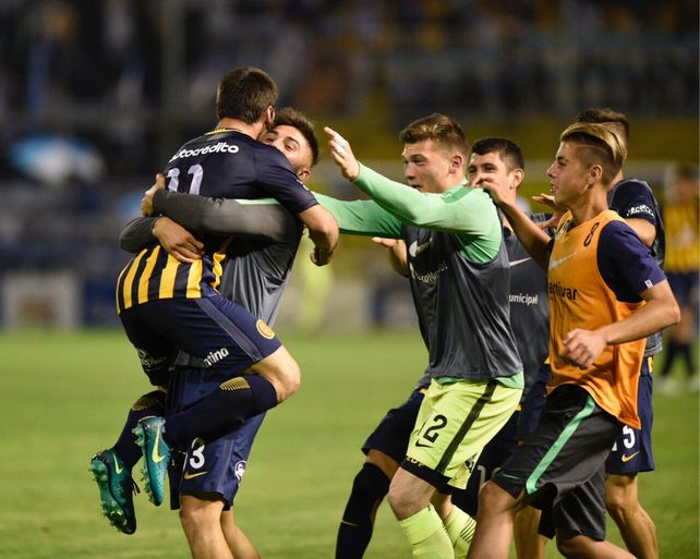 Festejo canalla. Becker definió cruzado para el 2-1 y se abraza con los suplentes.&nbsp;
