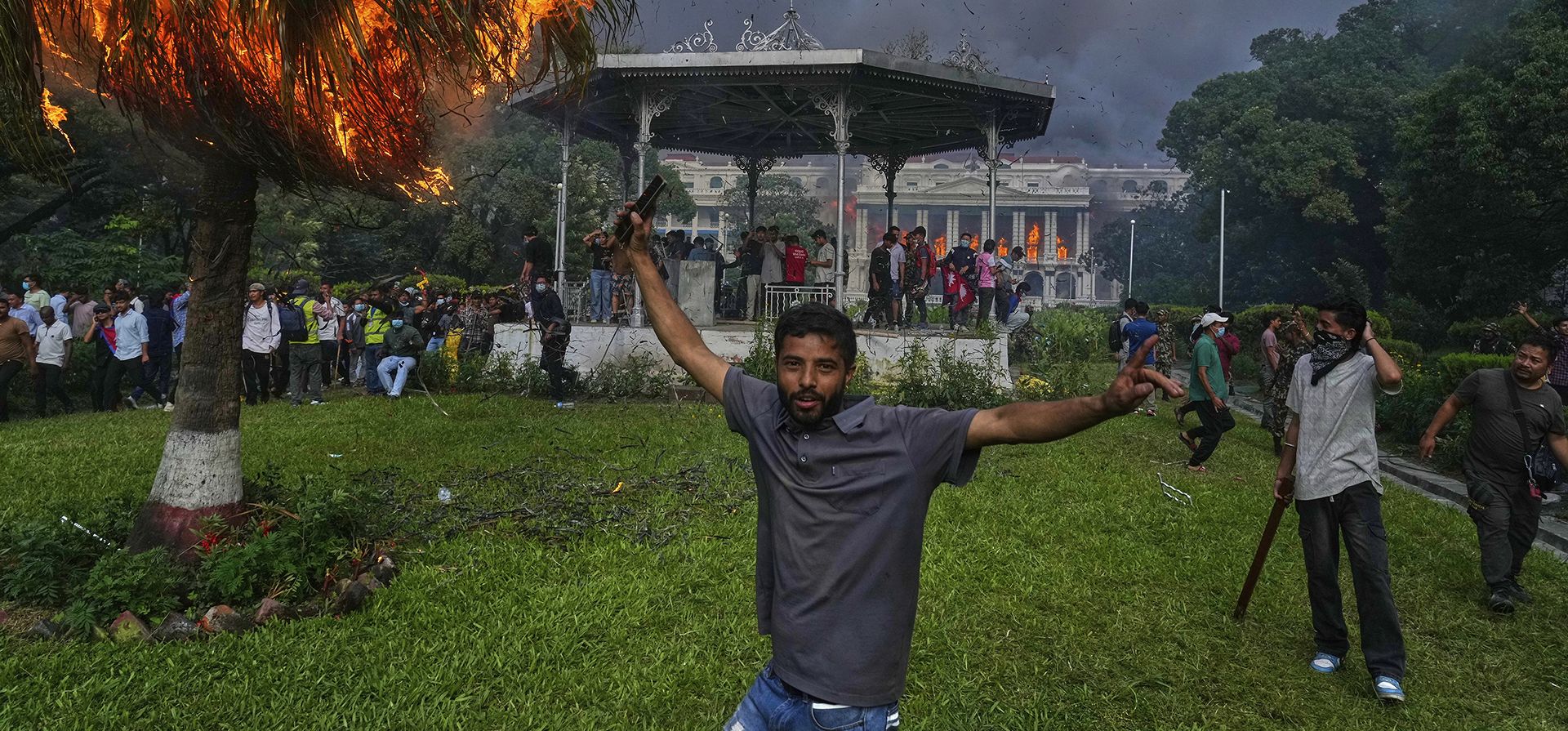 Manifestantes celebran en Singha Durbar, sede de los ministerios y oficinas del gobierno de Nepal, tras incendiarlo durante una protesta contra la prohibición de las redes sociales y la corrupción en Katmandú, Nepal, el martes 9 de septiembre de 2025. (Foto AP/Niranjan Shrestha) Manifestantes celebran en Singha Durbar, sede de los ministerios y oficinas del gobierno de Nepal, tras incendiarlo durante una protesta contra la prohibición de las redes sociales y la corrupción en Katmandú, Nepal, el martes 9 de septiembre de 2025. (Foto AP/Niranjan Shrestha)