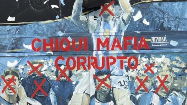 Vandalizaron murales mundialistas con mensajes hacia Chiqui Tapia