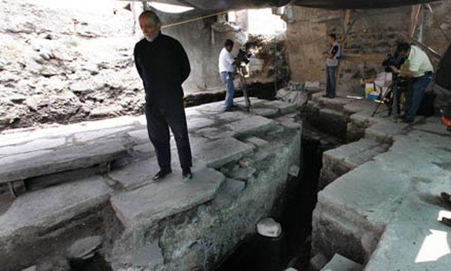 Arque&oacute;logos mexicanos, tras las huellas de un emperador azteca