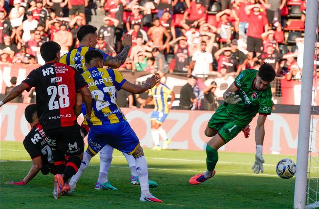 Enzo Copetti marca el segundo tanto de Central en el Parque. Fue el gol que le bajó la persiana al clásico.