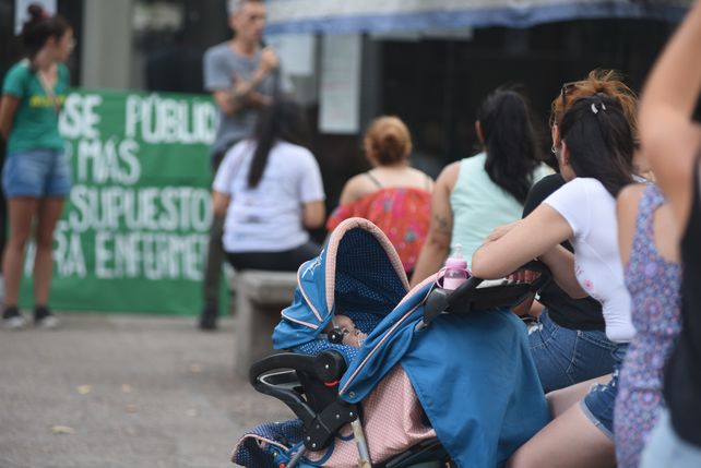 Visibilización. Estudiantes concurrieron a la protesta con sus hijos.