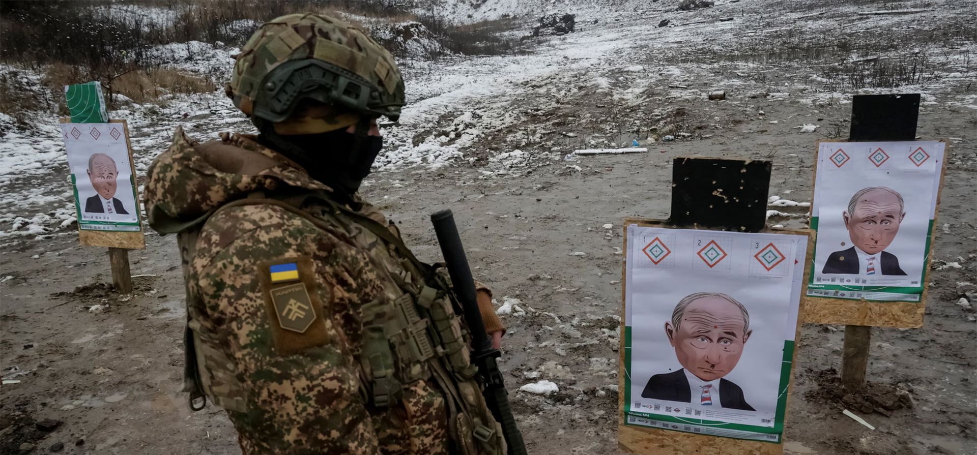 Un militar de la 13ª Brigada de Propósito Operativo Khartiia, de la Guardia Nacional de Ucrania, observa objetivos con imágenes que muestran a Vladimir Putin durante prácticas de tiro entre misiones de combate, Región de Járkov, Ucrania. Fotografía: Sofiia Gatilova/Reuters Un militar de la 13ª Brigada de Propósito Operativo Khartiia, de la Guardia Nacional de Ucrania, observa objetivos con imágenes que muestran a Vladimir Putin durante prácticas de tiro entre misiones de combate, Región de Járkov, Ucrania. Fotografía: Sofiia Gatilova/Reuters