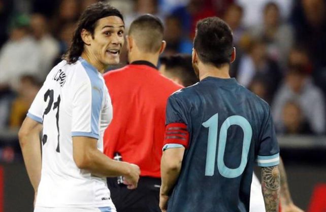Messi y Cavani se cruzaron fuerte y casi se van a las manos