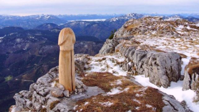 ¿Un pene gigante en medio de una montaña?