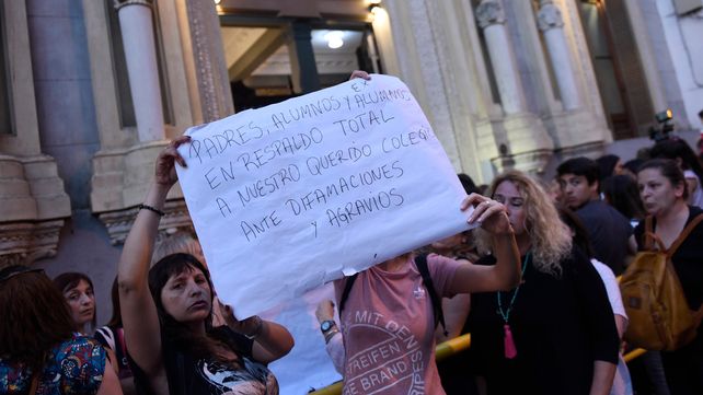 La comunidad educativa realizó un abrazo simbólico a la institución