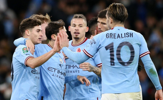 El inglés Grealish, de Manchester City, felicitó a Julián Álvarez El inglés Grealish, de Manchester City, felicitó a Julián Álvarez